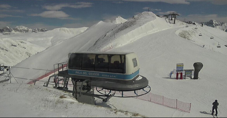 Webcam Pozza di Fassa-Aloch-Buffaure - Pala del Geiger, sullo sfondo il Pordoi