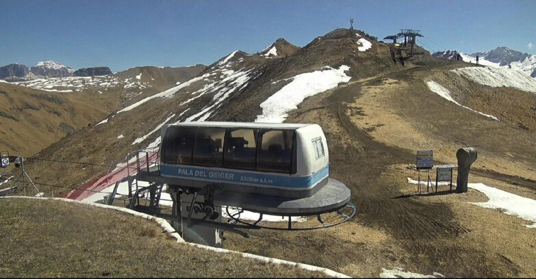 Webcam Pozza di Fassa-Aloch-Buffaure  - Pala del Geiger, sullo sfondo il Pordoi