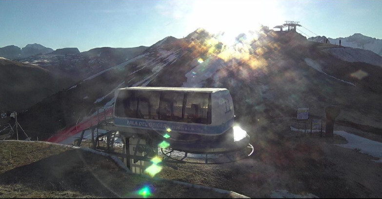 Webcam Pozza di Fassa-Aloch-Buffaure  - Pala del Geiger, sullo sfondo il Pordoi