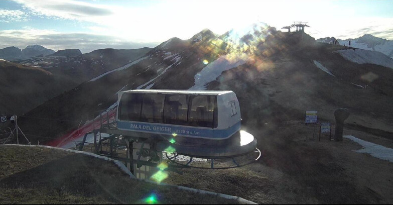 Webcam Pozza di Fassa-Aloch-Buffaure  - Pala del Geiger, sullo sfondo il Pordoi