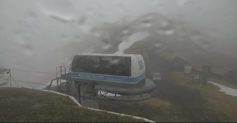 Webcam Pozza di Fassa-Aloch-Buffaure  - Pala del Geiger, sullo sfondo il Pordoi