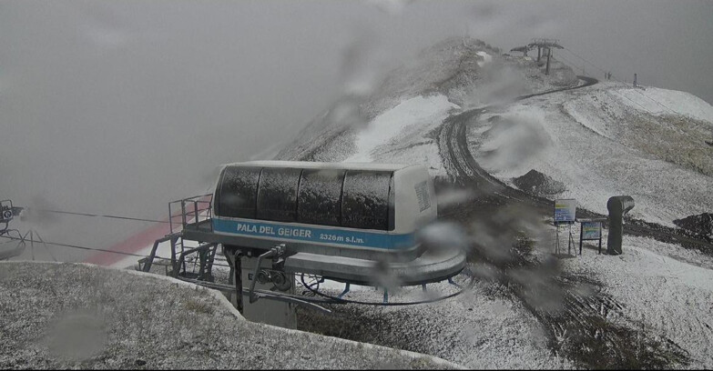 Webcam Pozza di Fassa-Aloch-Buffaure  - Pala del Geiger, sullo sfondo il Pordoi
