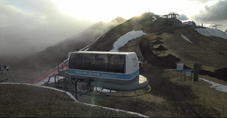 Webcam Pozza di Fassa-Aloch-Buffaure  - Pala del Geiger, sullo sfondo il Pordoi