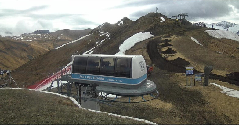 Webcam Pozza di Fassa-Aloch-Buffaure  - Pala del Geiger, sullo sfondo il Pordoi