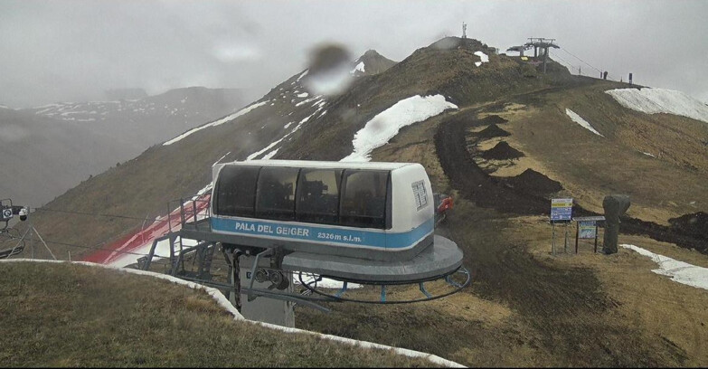 Webcam Pozza di Fassa-Aloch-Buffaure  - Pala del Geiger, sullo sfondo il Pordoi