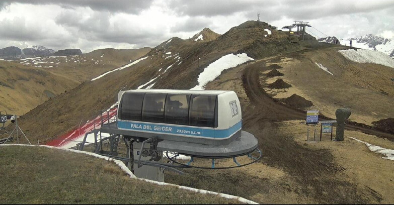Webcam Поцца-ди-Фасса-Алок-Буффор  - Pala del Geiger, sullo sfondo il Pordoi