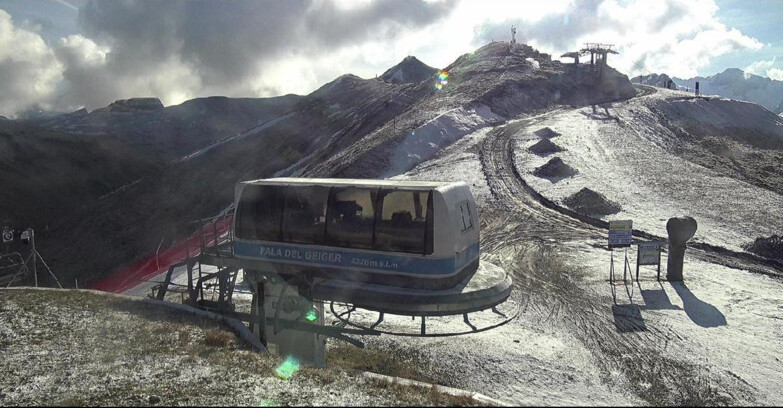 Webcam Поцца-ди-Фасса-Алок-Буффор  - Pala del Geiger, sullo sfondo il Pordoi