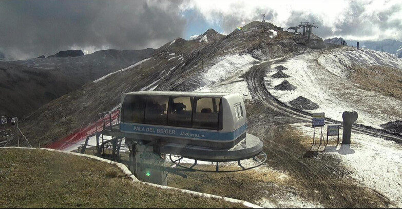 Webcam Поцца-ди-Фасса-Алок-Буффор  - Pala del Geiger, sullo sfondo il Pordoi