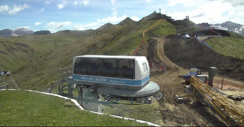 Webcam Pozza di Fassa-Aloch-Buffaure - Pala del Geiger, sullo sfondo il Pordoi