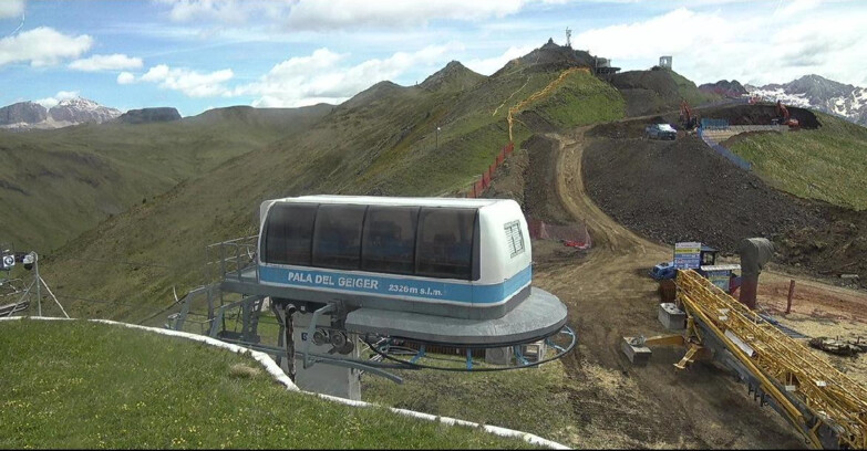 Webcam Pozza di Fassa-Aloch-Buffaure - Pala del Geiger, sullo sfondo il Pordoi