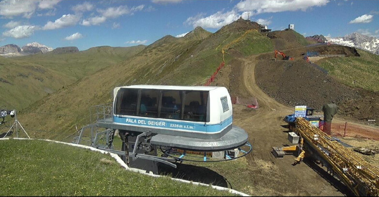 Webcam Pozza di Fassa-Aloch-Buffaure - Pala del Geiger, sullo sfondo il Pordoi