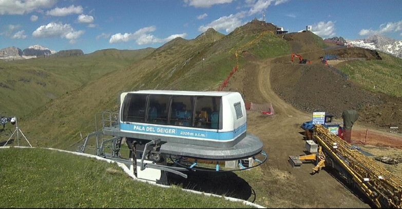 Webcam Pozza di Fassa-Aloch-Buffaure - Pala del Geiger, sullo sfondo il Pordoi