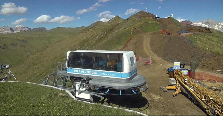 Webcam Pozza di Fassa-Aloch-Buffaure - Pala del Geiger, sullo sfondo il Pordoi
