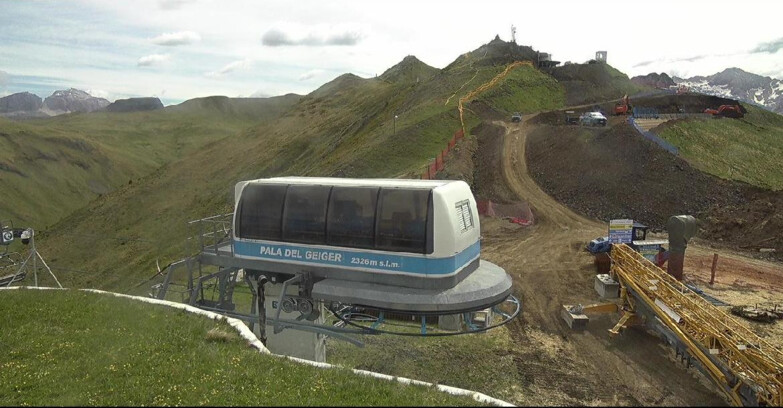 Webcam Pozza di Fassa-Aloch-Buffaure  - Pala del Geiger, sullo sfondo il Pordoi