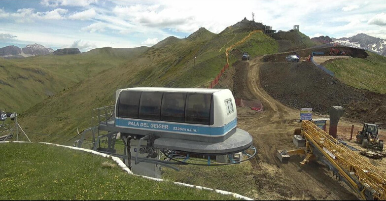 Webcam Pozza di Fassa-Aloch-Buffaure  - Pala del Geiger, sullo sfondo il Pordoi
