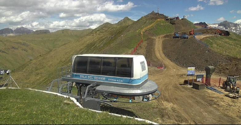 Webcam Pozza di Fassa-Aloch-Buffaure  - Pala del Geiger, sullo sfondo il Pordoi