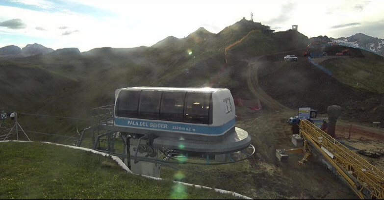 Webcam Pozza di Fassa-Aloch-Buffaure  - Pala del Geiger, sullo sfondo il Pordoi