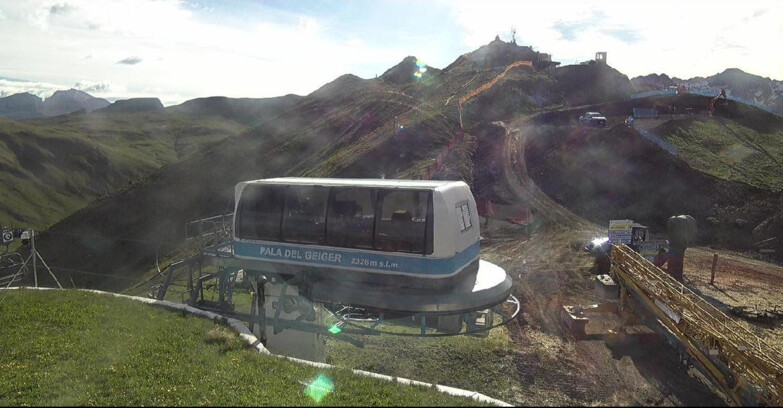 Webcam Pozza di Fassa-Aloch-Buffaure  - Pala del Geiger, sullo sfondo il Pordoi