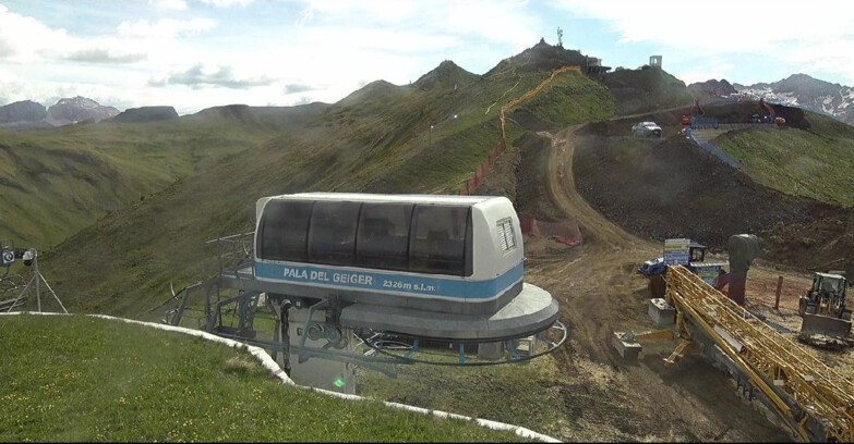Webcam Pozza di Fassa-Aloch-Buffaure  - Pala del Geiger, sullo sfondo il Pordoi