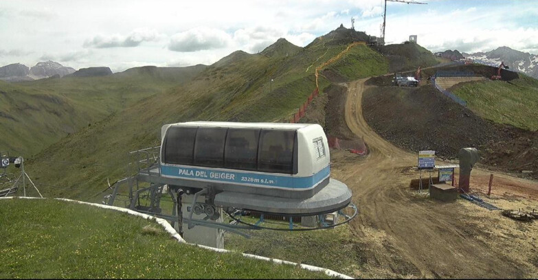 Webcam Pozza di Fassa-Aloch-Buffaure  - Pala del Geiger, sullo sfondo il Pordoi