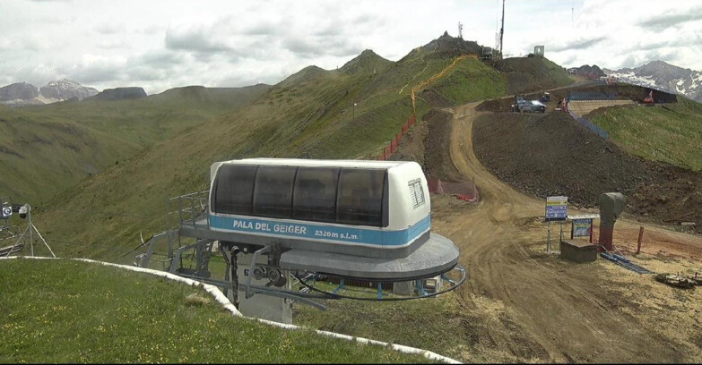 Webcam Pozza di Fassa-Aloch-Buffaure  - Pala del Geiger, sullo sfondo il Pordoi