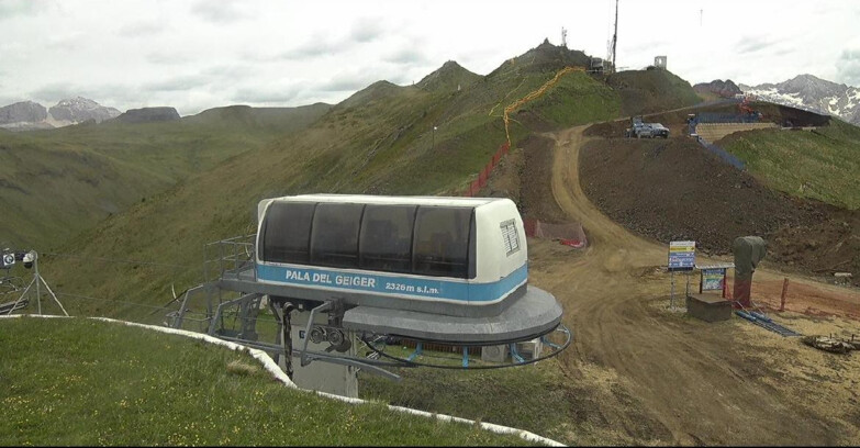 Webcam Pozza di Fassa-Aloch-Buffaure  - Pala del Geiger, sullo sfondo il Pordoi