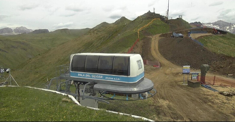 Webcam Pozza di Fassa-Aloch-Buffaure  - Pala del Geiger, sullo sfondo il Pordoi