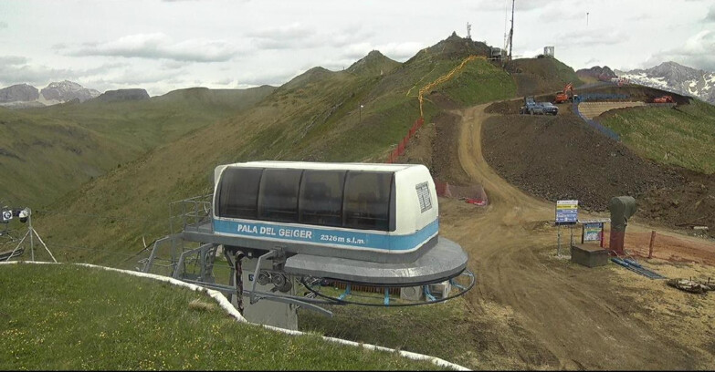 Webcam Pozza di Fassa-Aloch-Buffaure  - Pala del Geiger, sullo sfondo il Pordoi