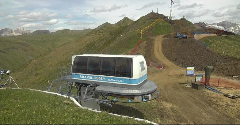 Webcam Pozza di Fassa-Aloch-Buffaure  - Pala del Geiger, sullo sfondo il Pordoi