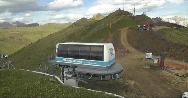 Webcam Pozza di Fassa-Aloch-Buffaure  - Pala del Geiger, sullo sfondo il Pordoi