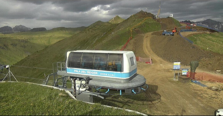 Webcam Pozza di Fassa-Aloch-Buffaure  - Pala del Geiger, sullo sfondo il Pordoi