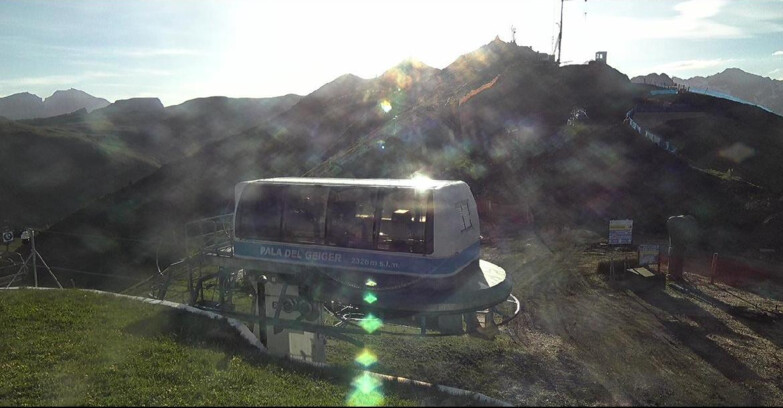 Webcam Pozza di Fassa-Aloch-Buffaure  - Pala del Geiger, sullo sfondo il Pordoi