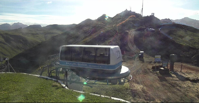 Webcam Pozza di Fassa-Aloch-Buffaure  - Pala del Geiger, sullo sfondo il Pordoi