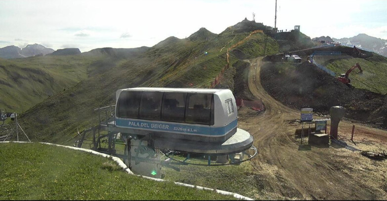 Webcam Pozza di Fassa-Aloch-Buffaure  - Pala del Geiger, sullo sfondo il Pordoi