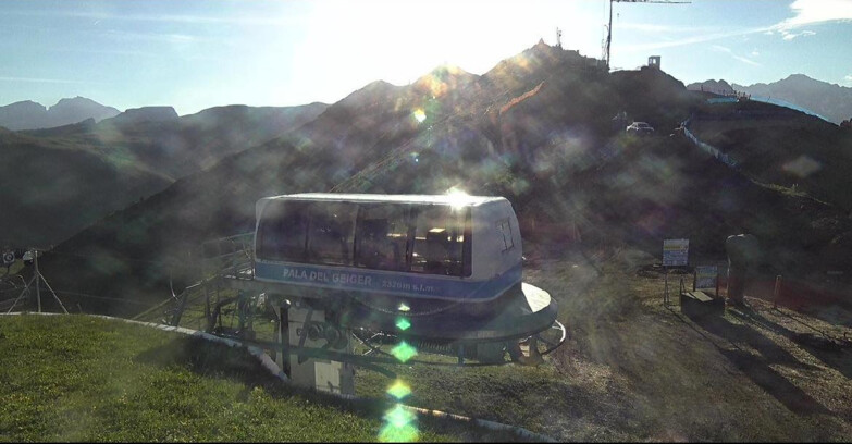 Webcam Pozza di Fassa-Aloch-Buffaure - Pala del Geiger, sullo sfondo il Pordoi