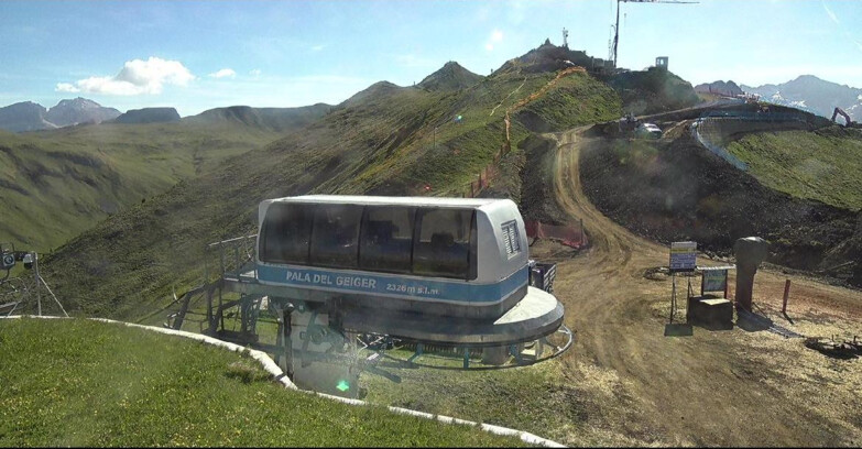 Webcam Pozza di Fassa-Aloch-Buffaure - Pala del Geiger, sullo sfondo il Pordoi