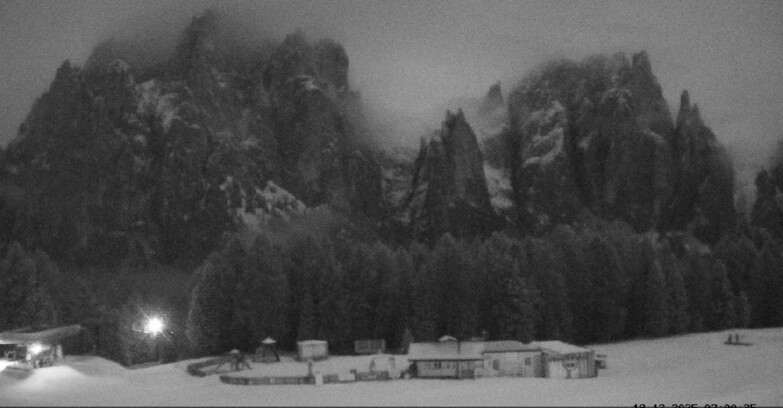 Webcam Vigo di Fassa-Pera-Ciampedìe - Vigo - dirupi di Larsech