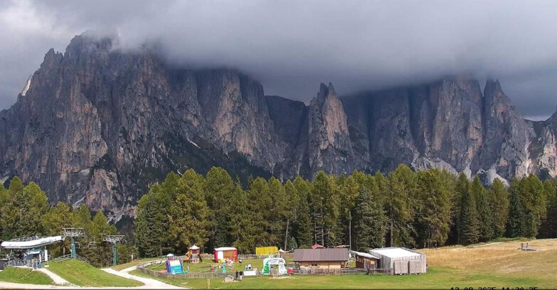 Webcam Vigo di Fassa-Pera-Ciampedìe - Vigo - dirupi di Larsech