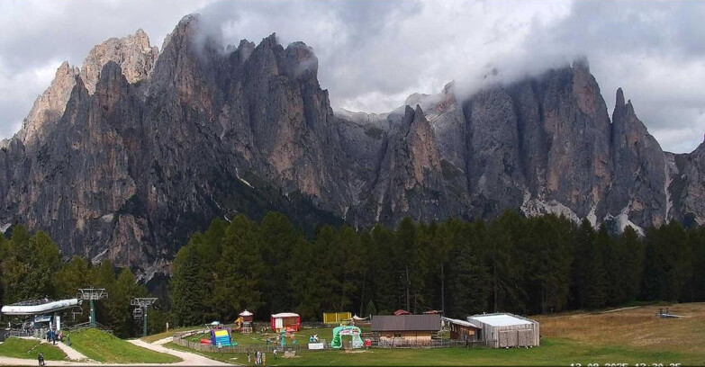 Webcam Vigo di Fassa-Pera-Ciampedìe - Vigo - dirupi di Larsech