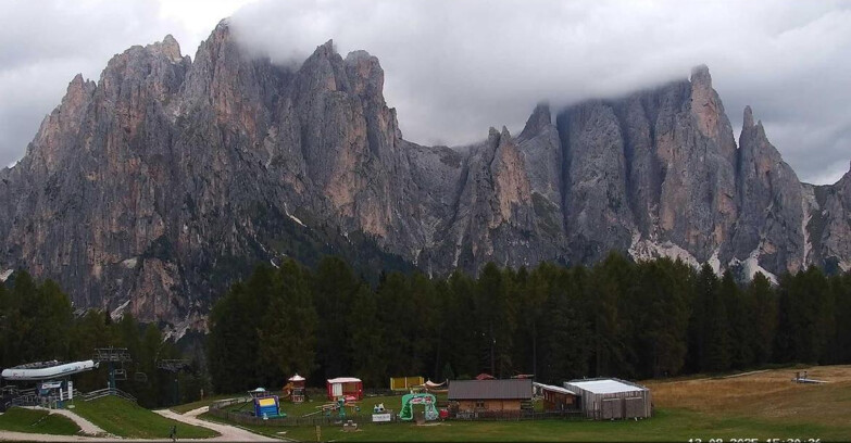 Webcam Vigo di Fassa-Pera-Ciampedìe - Vigo - dirupi di Larsech