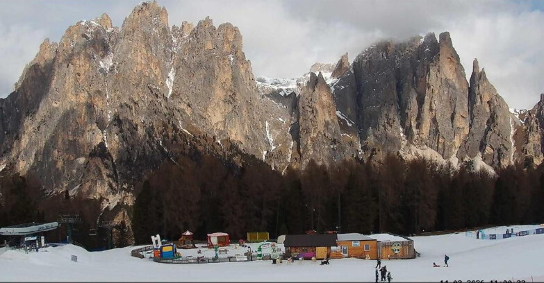 Webcam Vigo di Fassa-Pera-Ciampedìe - Vigo - dirupi di Larsech