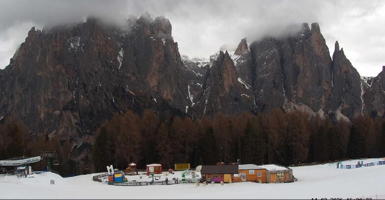 Webcam Vigo di Fassa-Pera-Ciampedìe - Vigo - dirupi di Larsech