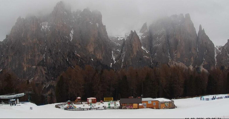 Webcam Vigo di Fassa-Pera-Ciampedìe - Vigo - dirupi di Larsech