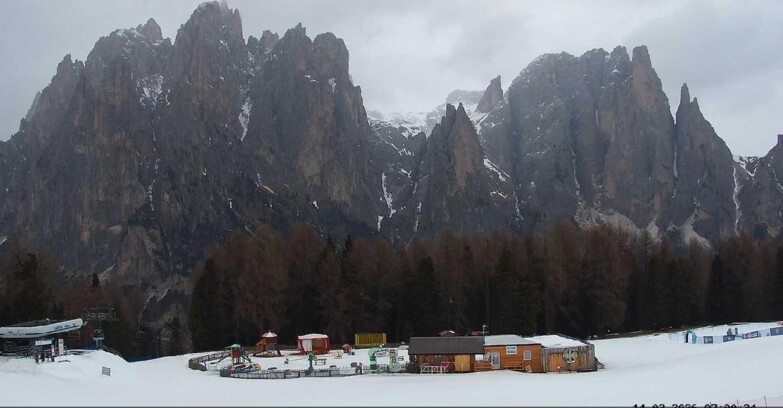 Webcam Vigo di Fassa-Pera-Ciampedìe - Vigo - dirupi di Larsech