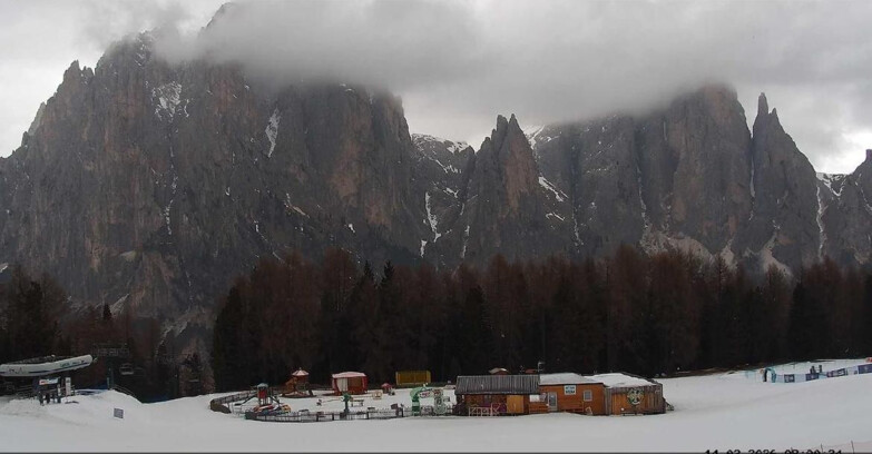 Webcam Vigo di Fassa-Pera-Ciampedìe - Vigo - dirupi di Larsech