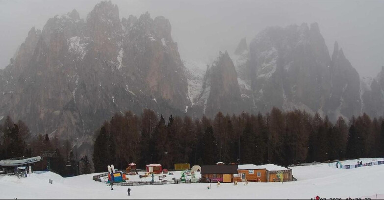 Webcam Vigo di Fassa-Pera-Ciampedìe - Vigo - dirupi di Larsech