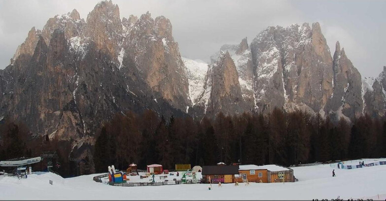 Webcam Vigo di Fassa-Pera-Ciampedìe - Vigo - dirupi di Larsech