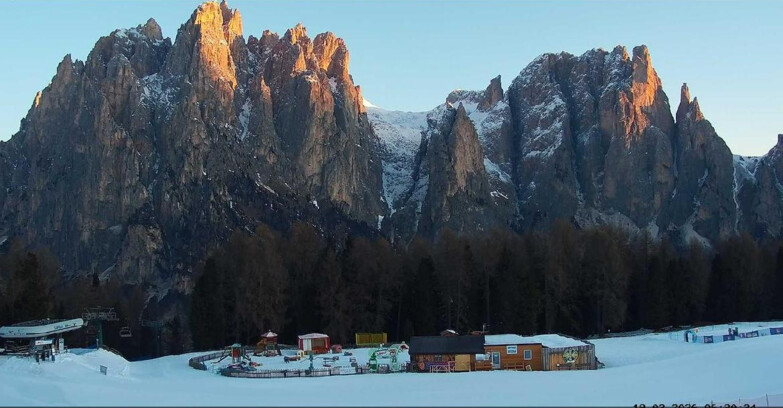 Webcam Vigo di Fassa-Pera-Ciampedie - Vigo - dirupi di Larsech