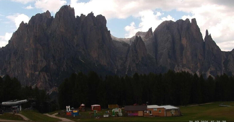 Webcam Vigo di Fassa-Pera-Ciampedìe - Vigo - dirupi di Larsech