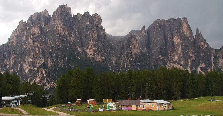 Webcam Vigo di Fassa-Pera-Ciampedìe - Vigo - dirupi di Larsech
